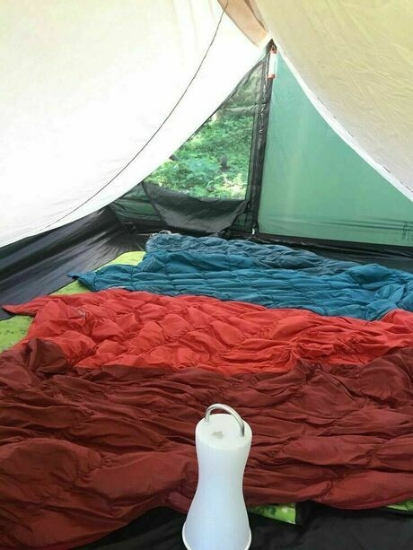 冬キャンプのテント内