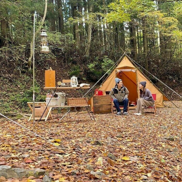 カップルでキャンプをしている