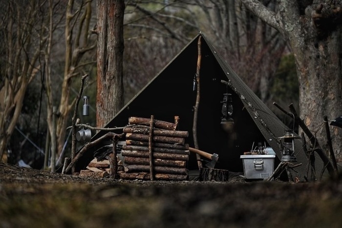 軍幕を使った無骨なサイト