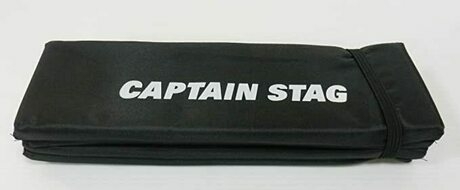 長方形に折りたたまれたアウトドアクッションの表面にCAPTAIN SUTAGも白い文字