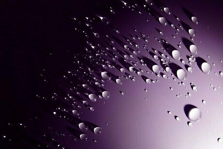 紫色の背景に水滴