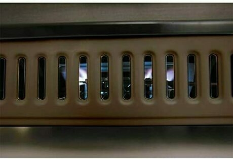 器具の間から見えるカセットコンロの青い炎
