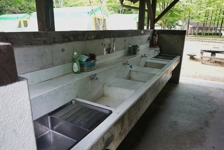 屋外の炊事場、流し台