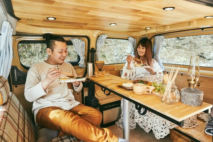 車内で食事を楽しむ夫婦