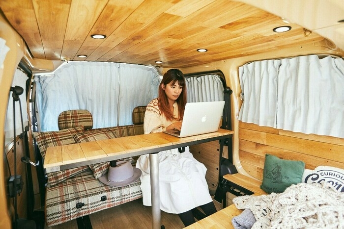 車内でテレワークをする女性