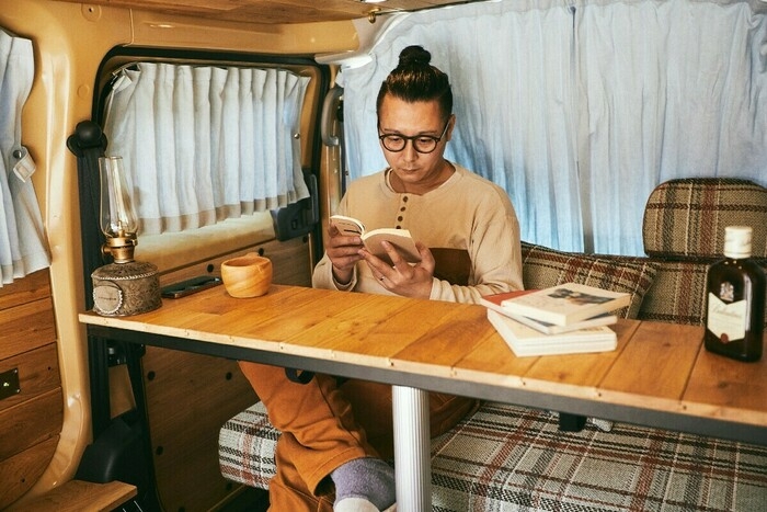 車内で読書をする男性