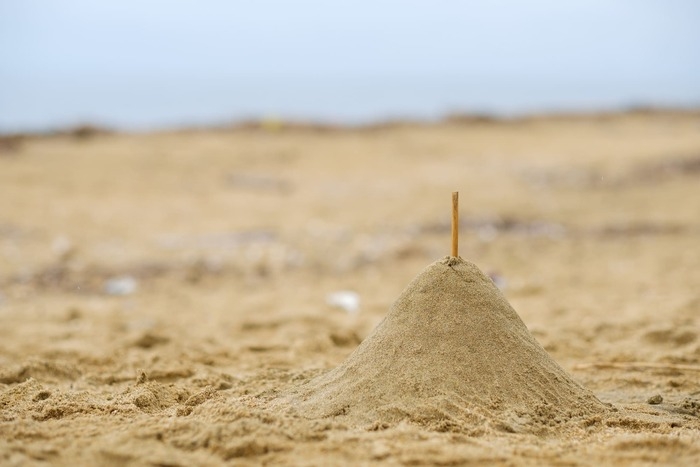 海の浜辺の砂で遊んでいる画像