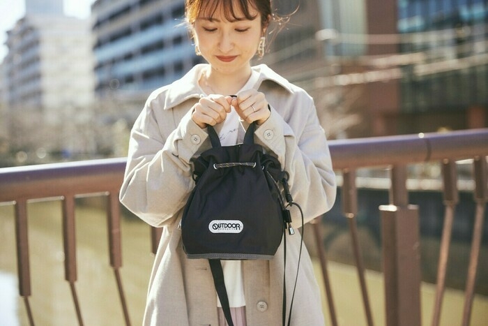 巾着バッグを持つ女性