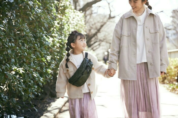 子どもがミニバッグを持っている様子