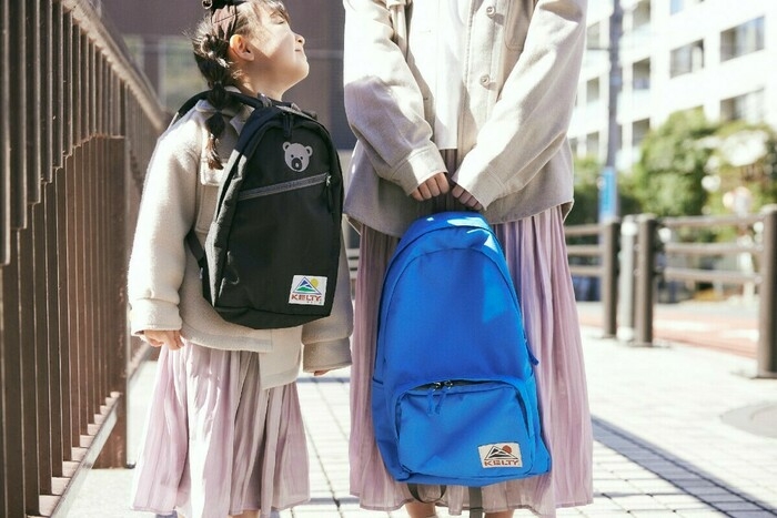 おそろいのバックパックを持つ親子