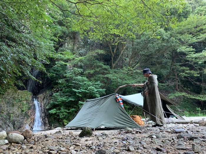 軍幕でキャンプをする