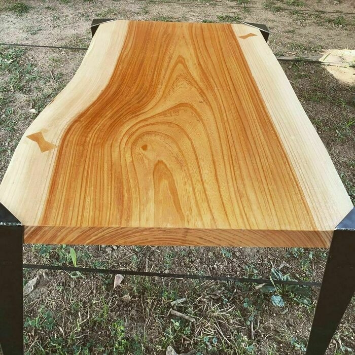自作した木のテーブル