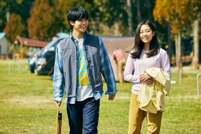 キャンプ場で歩く男女