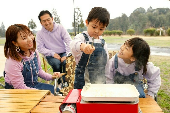 料理を手伝う子供