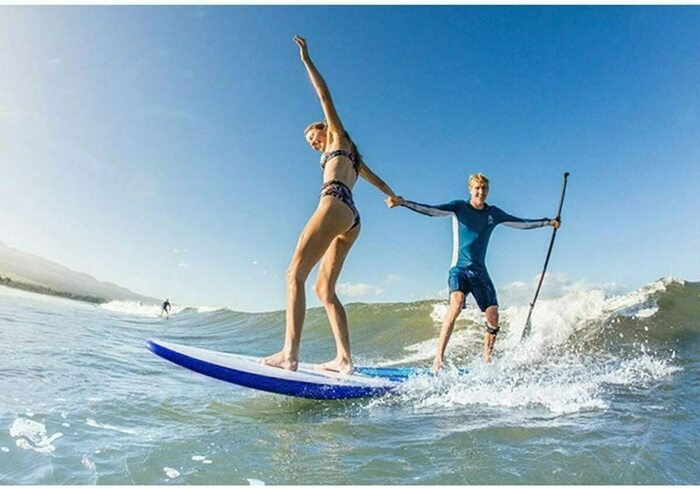 海でインフレータブルSUPに乗る男女