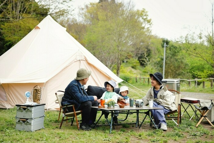 キャンプで団欒する家族