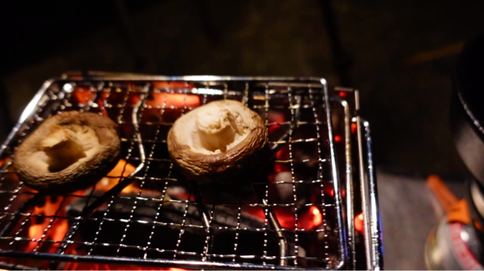 しいたけを焼いている様子