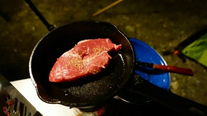 ステーキを焼いている様子