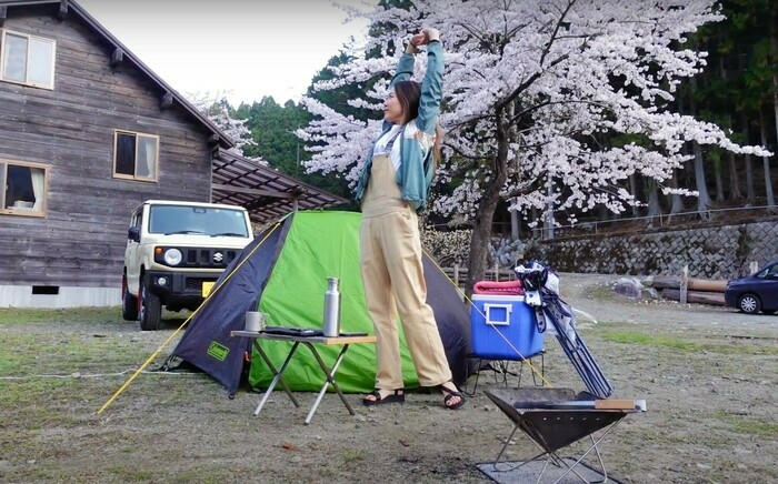 朝起きて伸びをする成澤さん