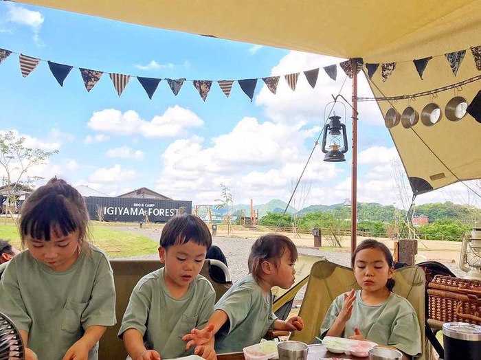 子どもたちとキャンプをする様子