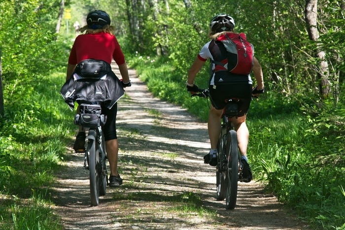 サイクリングする2人