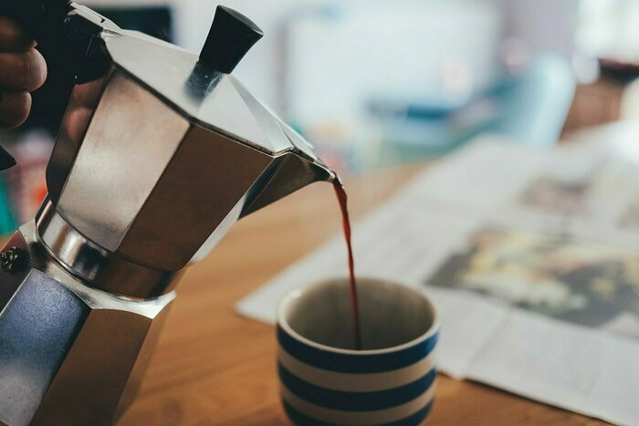 コップにコーヒーを注いでいる写真