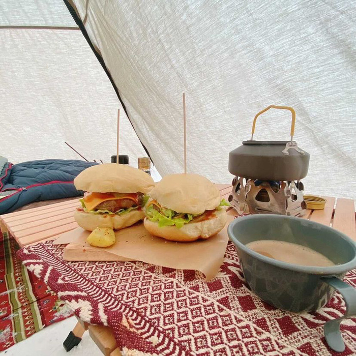 ハンバーガーとキャンプサイト