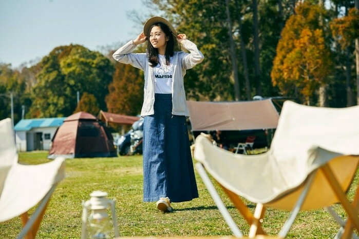 キャンプ場内を歩く女性