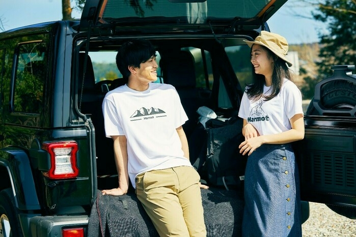 車で談笑する男女