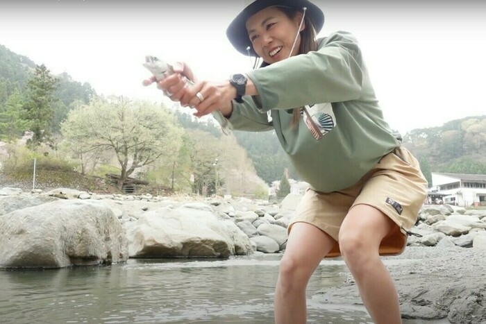マスを釣り上げた成澤さん