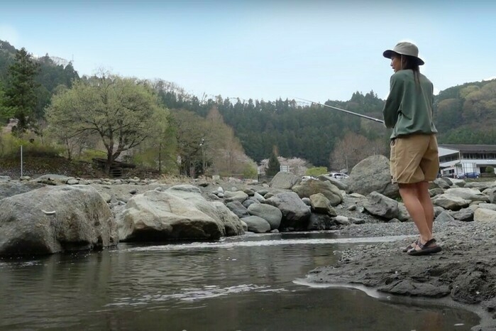 釣りをする成澤さん