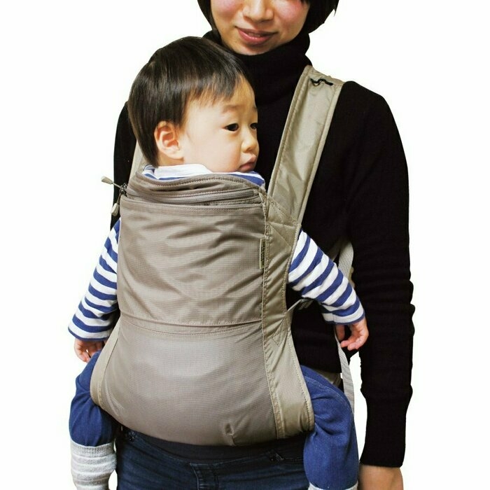 モンベルの抱っこ紐で抱っこされる子ども