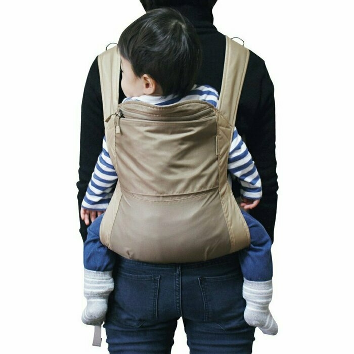 モンベルの抱っこ紐でおんぶされる子ども