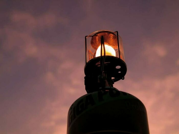 夕方の空をバックにスノーピーク ギガパワーランタン “天"が点灯されている様子