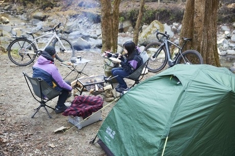 自転車にキャンプアイテムを乗せて、お気に入りのキャンプ場へ行こう