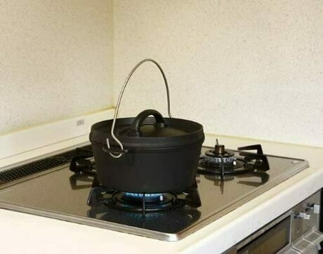 家庭用ガスコンロの上でコールマン ダッチオーブンを使用している様子