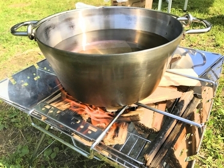 ダッチオーブンをたき火で調理