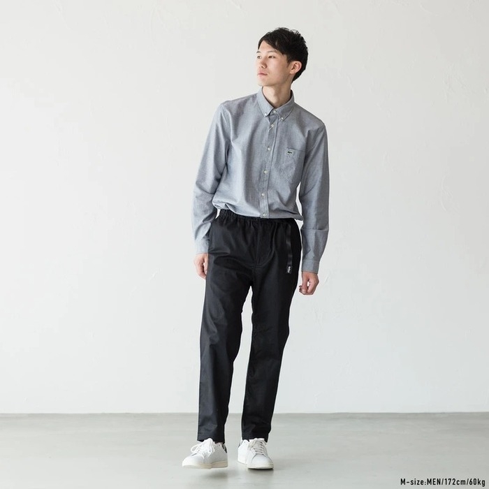 ワイルドシングスのパンツを履いた男性