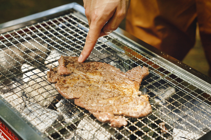 肉の焼き加減を確かめる
