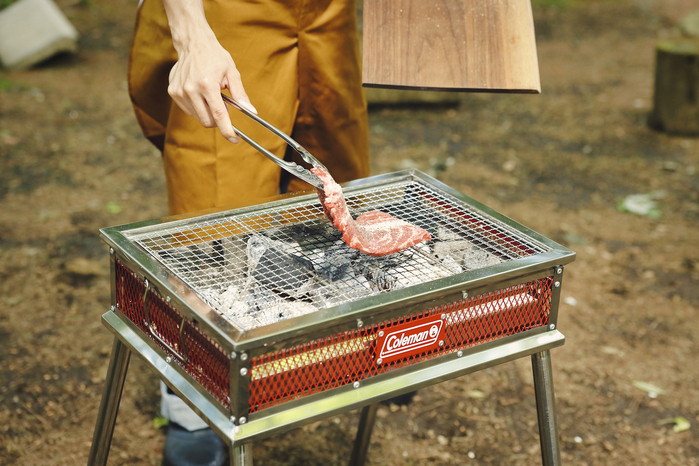 肉を焼く