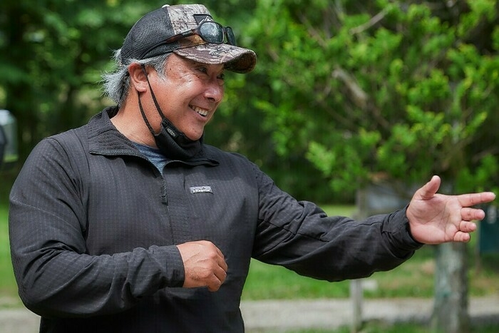 インタビューに応じる田中ケンさん