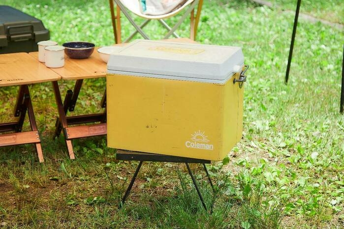 ミニテーブルに乗ったクーラーボックス