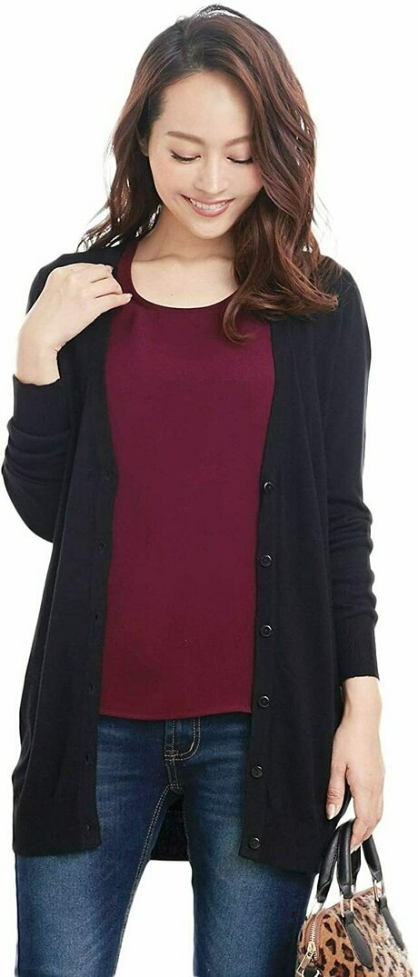 カーディガンを羽織る女性