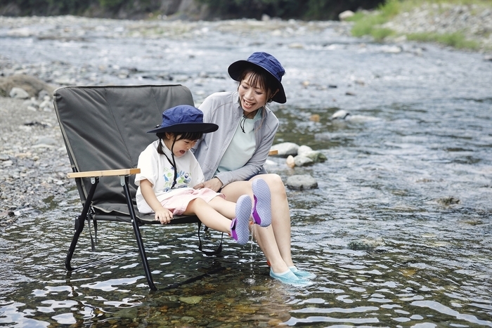 水辺で遊ぶ子ども