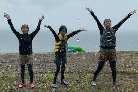 雨の中はしゃぐこども