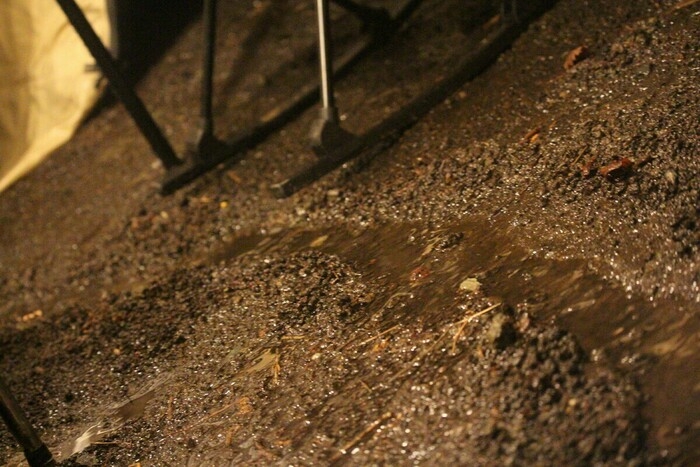 テント内を流れる雨水