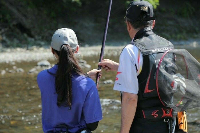 竿の動かし方を達人に教わるモデル