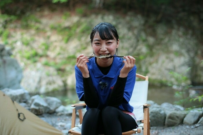 焼いた鮎にかぶりつくモデル