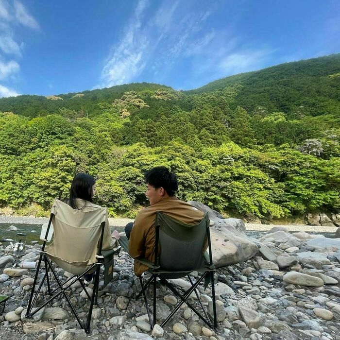 キャンプを楽しむ2人