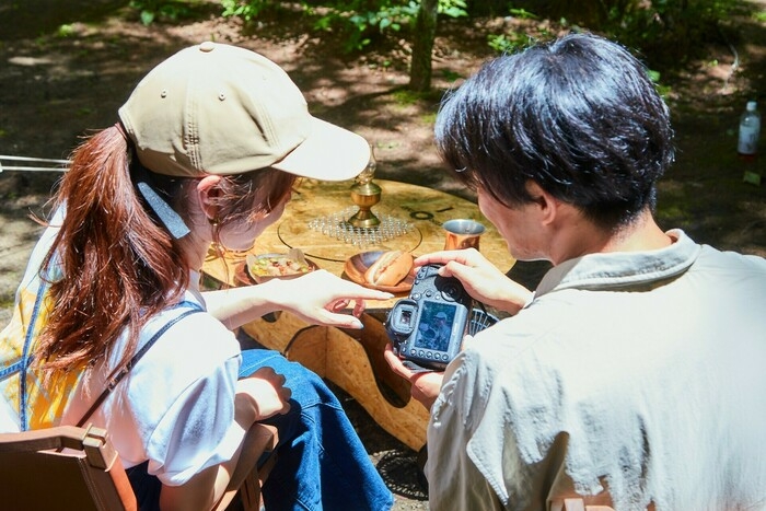 キャンプを楽しむカップル
